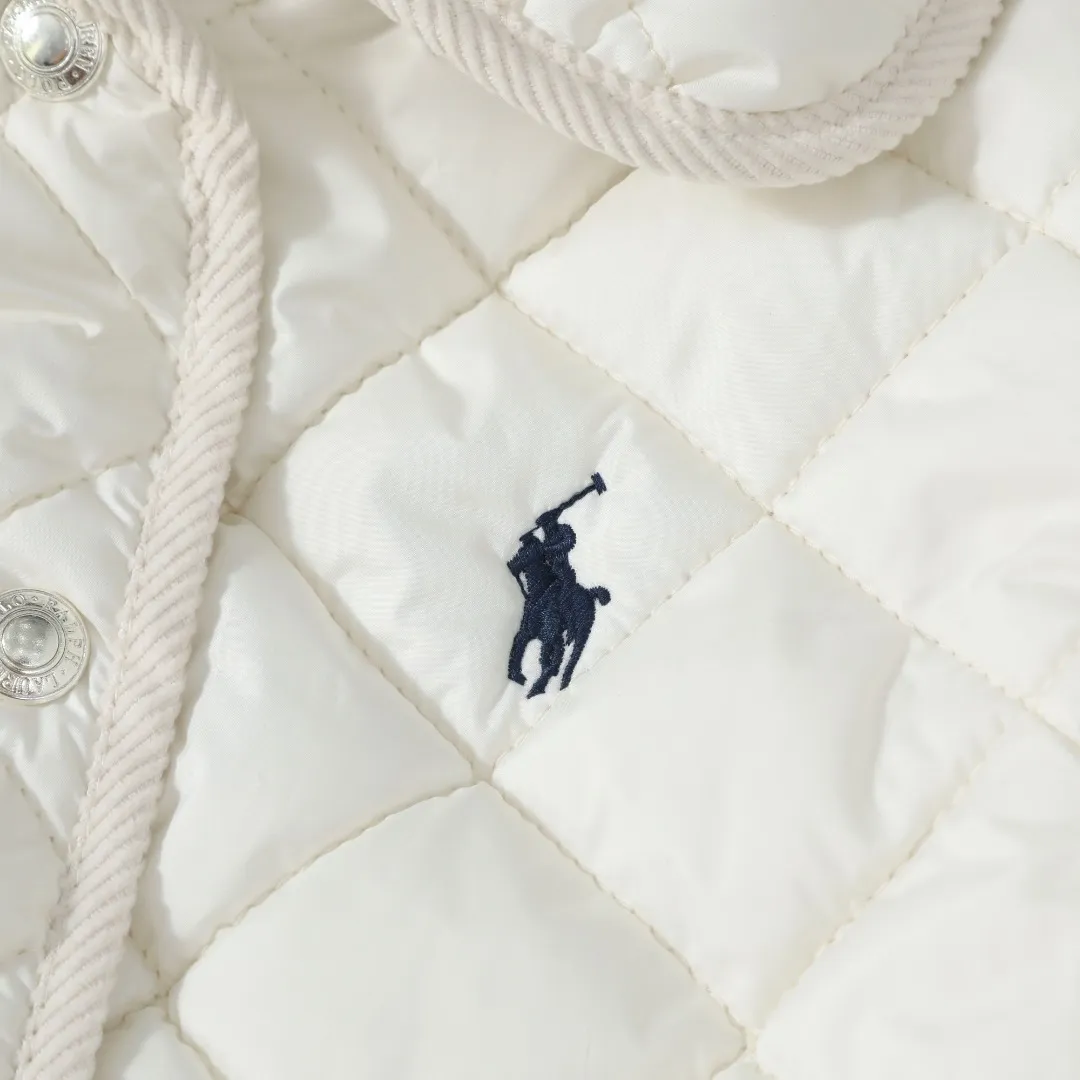P350 #R53 Ralph Lauren Diamond Quilted Cotton Clothes Women's Tops Retro college style, classic diamond quilting, retro and warmth coexist. When delicate quilting stitches meet the three-dimensional diamond pattern, a warm cotton jacket with a college atmosphere. Exquisite details interpret autumn and winter textured outfits. 4-color versatile style, easy to control various occasions. Black classic｜Low-key high-end that never goes wrong Navy blue is calm | Quiet and intellectual temperament; Khaki is gentle | Creates a warm retro atmosphere; White is fresh | A touch of light halo in winter. Ingenuity is evident in the details, and the quality is at your fingertips. Customized metal buttons embellish the placket. Exquisite embroidery on the chest highlights the brand genes. 120g high-fill cotton is evenly filled. Commuting scene: Pair with straight trousers + loafers. Casual everyday: layered knitted skirt + short boots. College style: combination of jeans + canvas shoes. This winter, let the diamond pattern add elegance to you. Use a classic cotton coat to write your own retro fashion narrative. Color: Navy blue, black, white, khaki. Size: S M L XL. Bust: 107 111 115 119. Length: 65 66 67 68 Sleeve length: 64 64 64 64 Shoulder width: 42 43 44 45 S size: recommended within 100 catties M size: recommended within 120 catties L size: recommended within 140 catties XL size: recommended within 160 catties